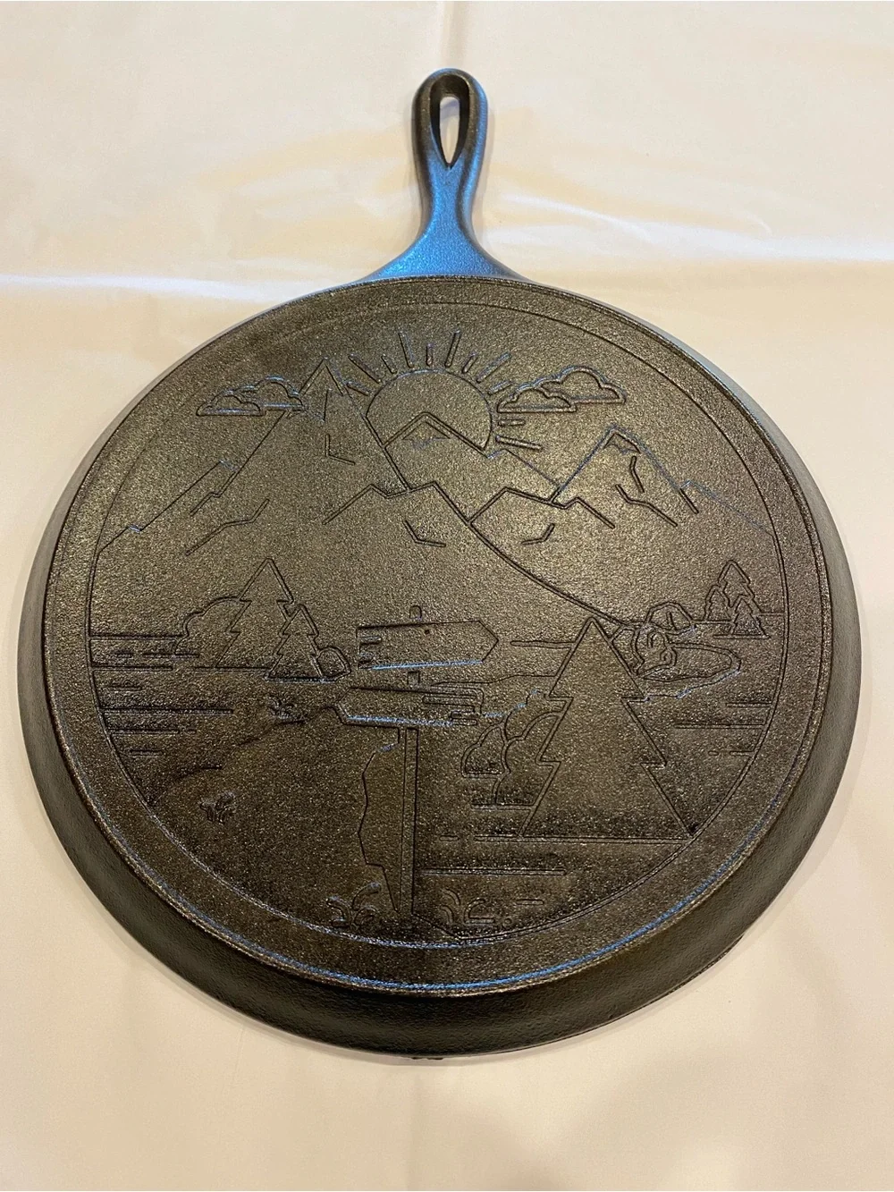 LODGE Seasoned Cast Iron Mountain Griddle 10.5”/ 26.6cm, New w/ Tag + Info Label
